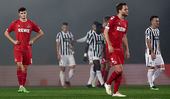 Zklamaní fotbalisté Kolína nad Rýnem poté, co inkasovali na Partizanu B�lehrad...