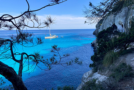 Kadá z pláí na jihu Menorky má svj specifický odstín modré.