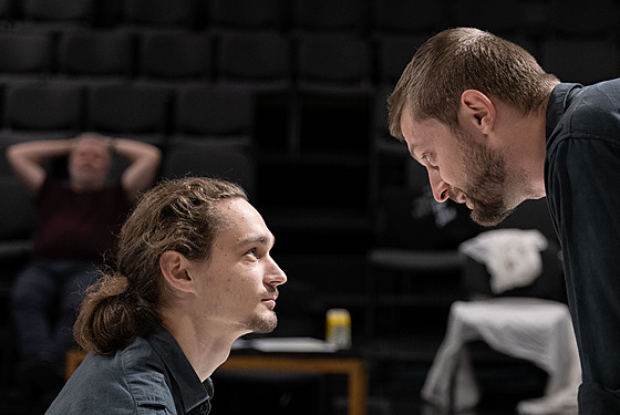 Marek P�íkazský a Adam Ko�án b�hem zkou�ky Shakespearovy Bou�e, její� premiéru chystá zlínské divadlo na 18. �íjna.
