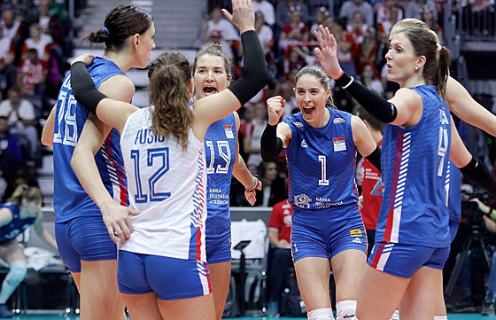 Srbské volejbalistky se radují z postupu do semifinále mistrovství svta.