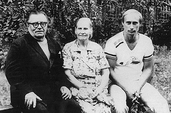 Vladimir Putin (vpravo) a jeho rodie Vladimir Spiridonovi a Maria Ivanovna na...