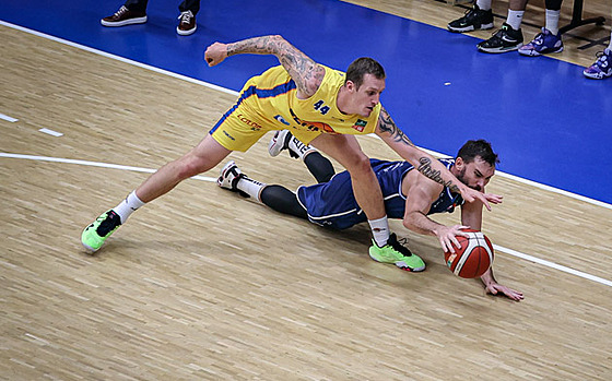 Ladislav Pecka (vlevo) z Ústí a Adam �í� z Kolína bojují o mí�.