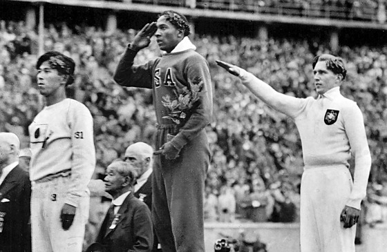 Americký atlet Jesse Owens (uprosted) jako vítz skoku do dálky na olympiád v...