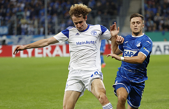 Alex Král (vlevo) ze Schalke 04 v zápase s Hoffenheimem, atakuje ho Christoph...