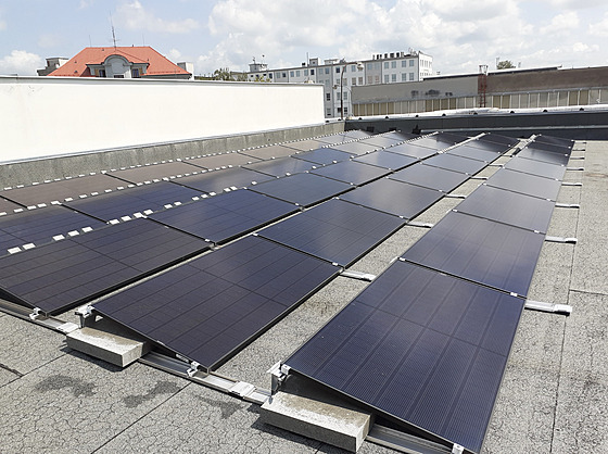 Na stechách budov Teplárny eské Budjovice nov fungují solární panely, které...