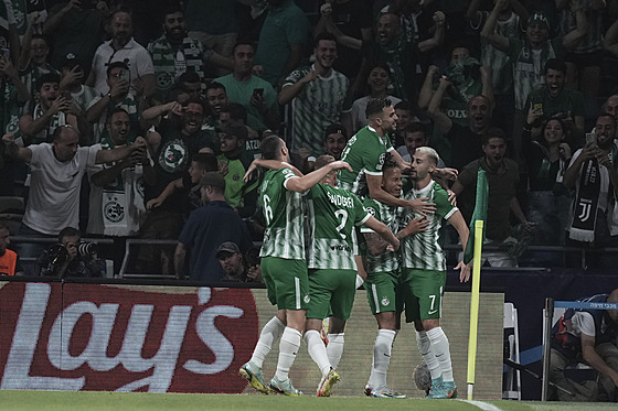 Fotbalisté Maccabi Haifa se radují z gólu v zápase Ligy mistr s Juventusem...