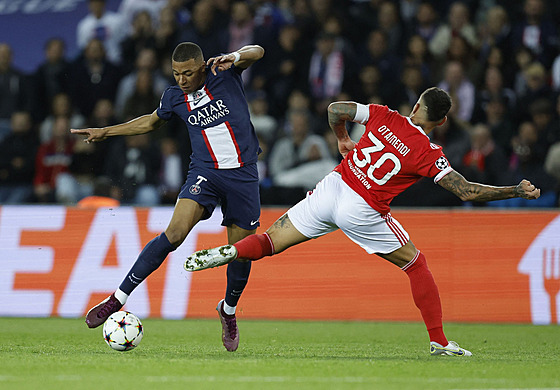 Kylian Mbappé v dresu PSG obchází Nicoláse Otamendiho, kapitána Benfiky Lisabon.