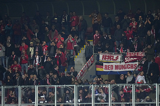 Pohled do sektoru fanoušků Bayernu Mnichov na plzeňském stadionu.