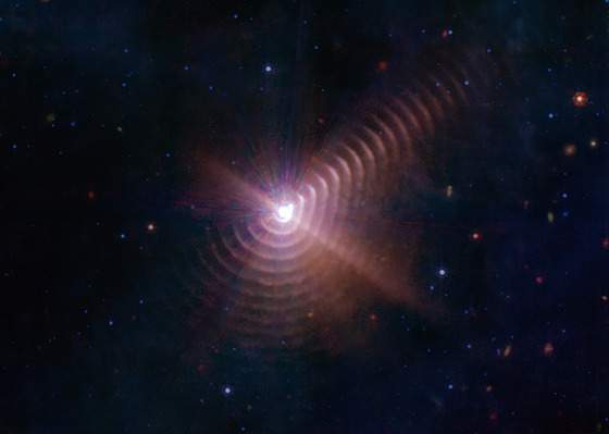 Dv hvzdy v souhvzdí Wolf-Rayet 140 vytváejí prstence neboli slupky prachu...