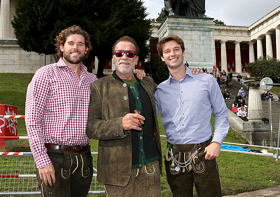 Arnold Schwarzenegger a jeho synové Christopher a Patrick na Oktoberfestu...