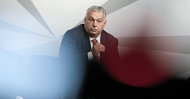 Orbán schytává jednu ránu za druhou, Brusel ho konečně dostal ke zdi