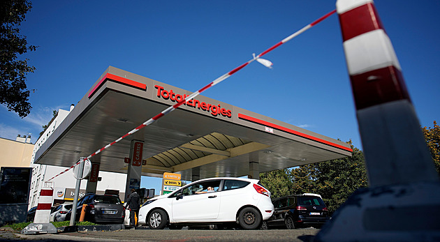 Řidiči si za paliva připlácí. Cenu šroubuje daň i stávkující Francouzi