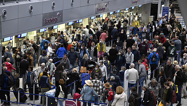 Stávka pilotů Eurowings pokračuje, problémy mají desítky tisíc lidí
