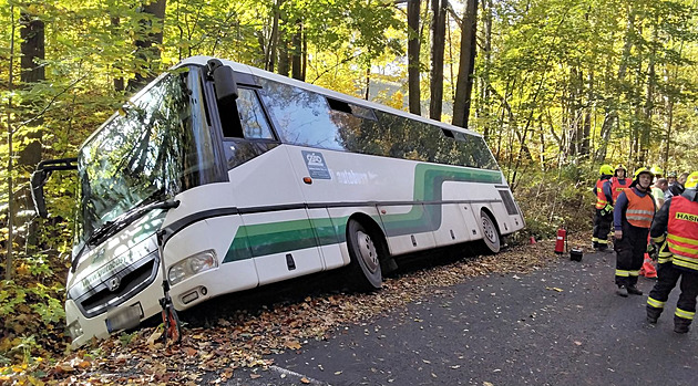 Autobus skončil v příkopu, záchranáři odvezli do nemocnice půlroční dítě