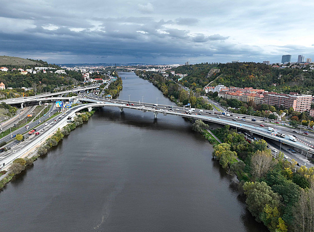 Na Barrandovském mostě budou měnit ložiska, řidiče to může zdržet až půl hodiny