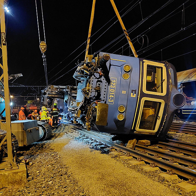VIDEO: Dělníci na trati u Poříčan rozřezávají vykolejenou lokomotivu