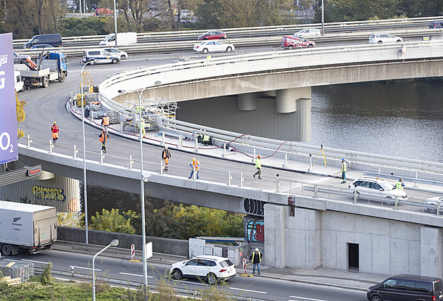 Barrandovský most se otevře po víkendu, silničáři dokončují poslední opravy