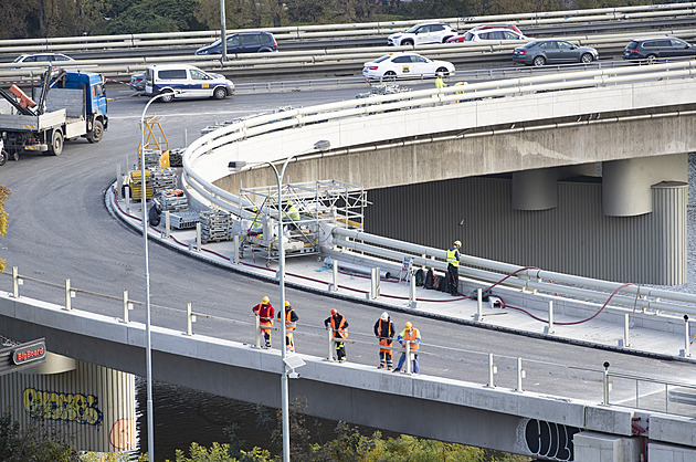 Barrandovský most čeká po opravách zatěžovací zkouška, sledujte ji živě