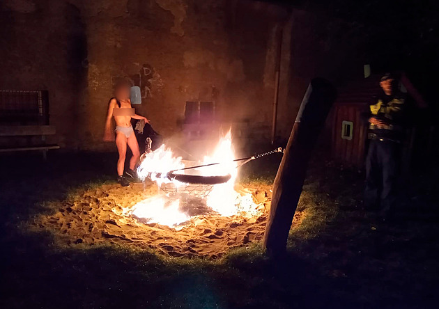 Polonahá žena tančila u hořící houpačky na hřišti, nejspíš ji sama zapálila