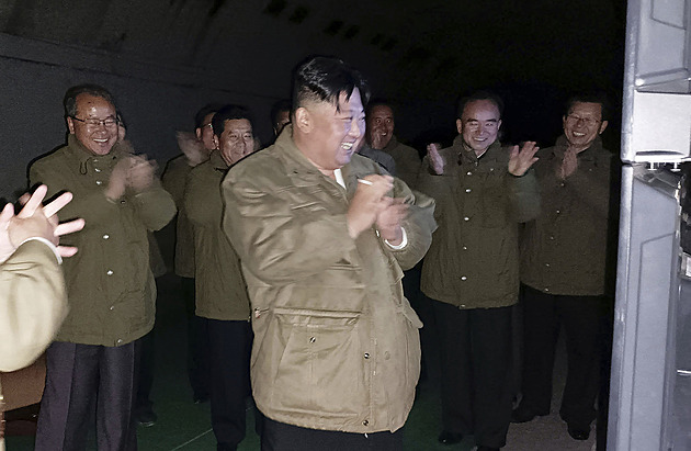 Jsme schopni použít jaderné zbraně, řekl Kim Čong-un při odpálení raket