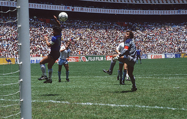Do aukce jde míč, jímž Maradona vstřelil gól svou „boží rukou“