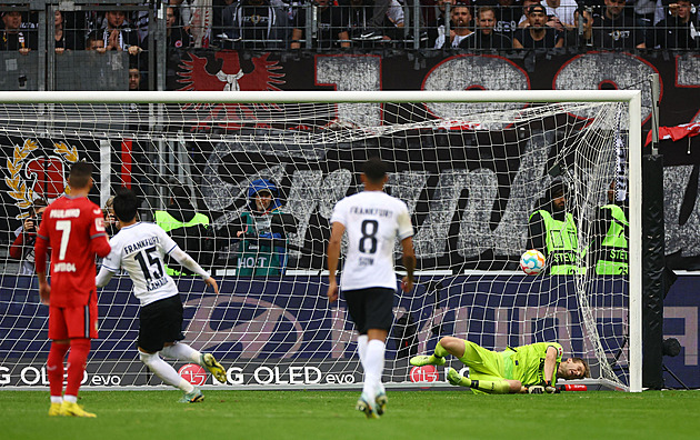 Leverkusen dostal pět gólů ve Frankfurtu a znovu klesl, Brémy padly doma