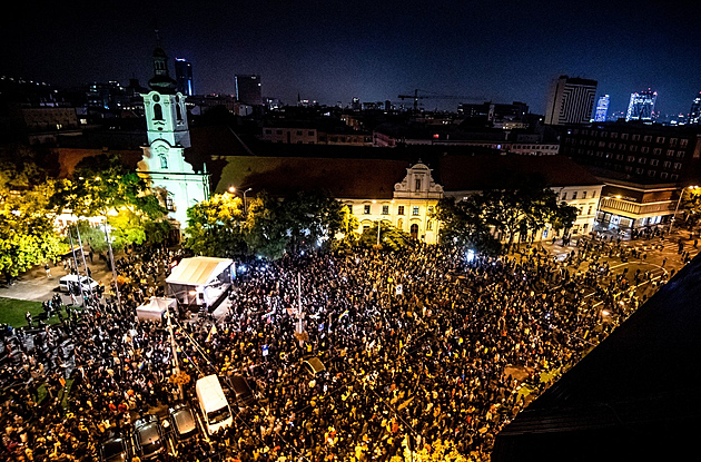 Tisíce lidí uctily v Bratislavě oběti střelby u gaybaru. Čaputová se omlouvala