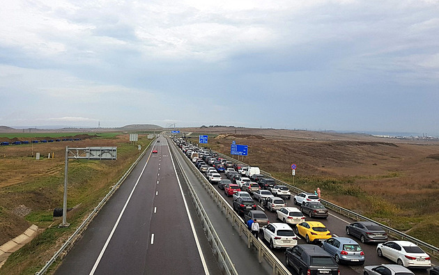 Lidé z Krymu vzali ztečí obchody. Panika není namístě, nakazuje Kreml