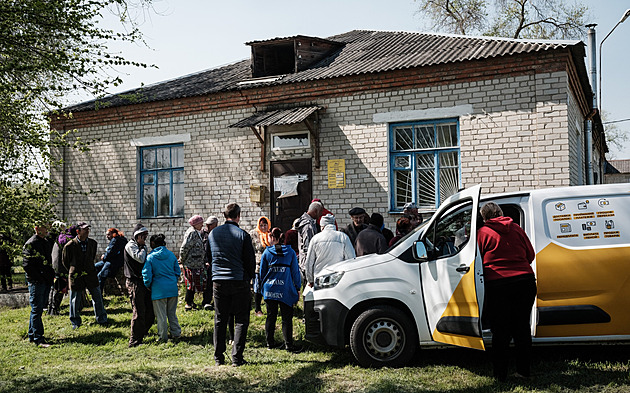 Ukrajinští pošťáci vozí zásilky i na frontu, pro mnohé jsou hrdinové