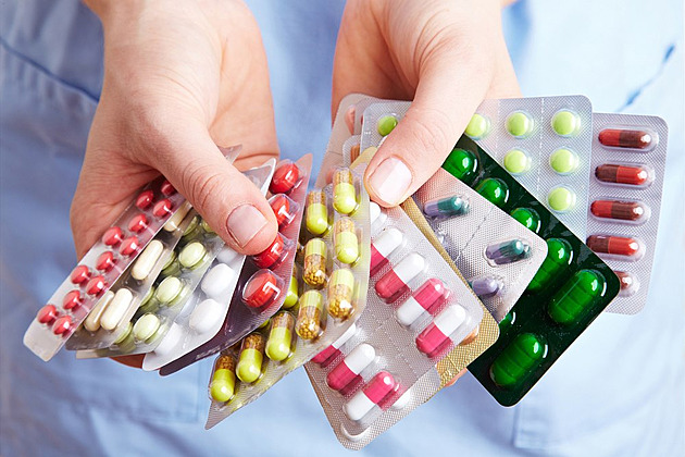 Lidé „syslí“ antibiotika i sedativa. Do lékáren vrací krabice prošlých léků
