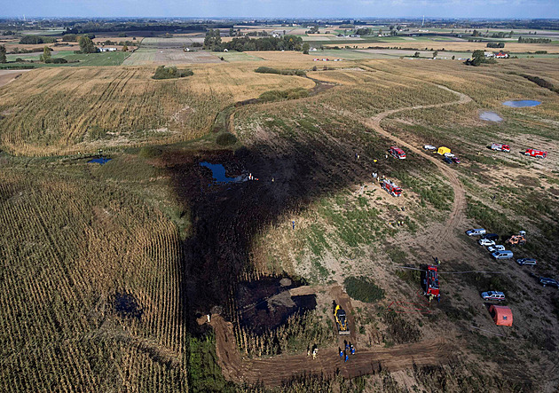 Polští hasiči odčerpávají uniklou ropu z Družby, únik na sabotáž nevypadá