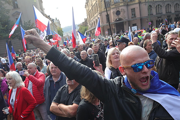 Hanba vládě, demisi, demisi, křičeli demonstranti před Úřadem vlády