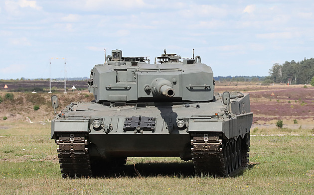 První z tanků Leopard dostane armáda v prosinci. Sloužily Švýcarům a Němcům
