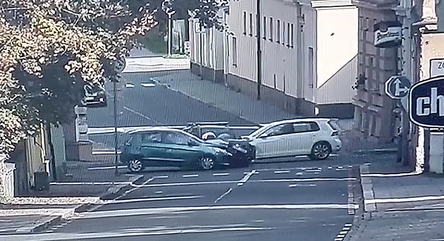 Řidička v Opavě nezastavila na stopce, z obou stran do ní vrazila auta