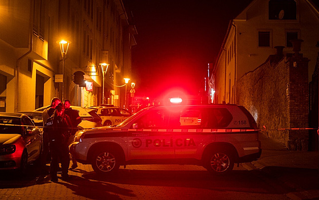 Policie našla střelce z Bratislavy mrtvého, zabíjel v LGBT baru
