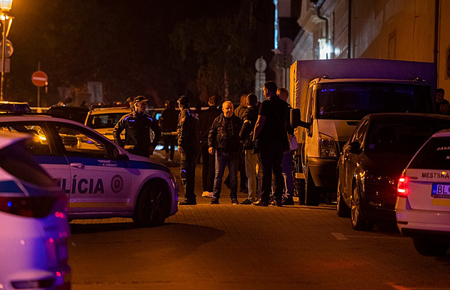 Při střelbě v Bratislavě zahynuli dva lidé, útočník z místa činu uprchl