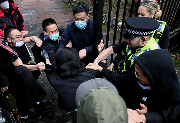 Na čínském konzulátu v Británii bili muže, protestoval proti prezidentovi