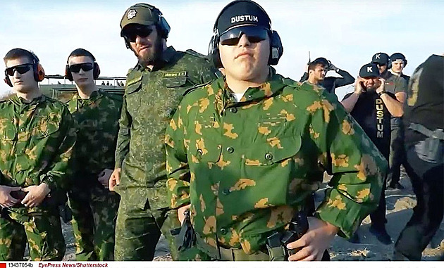 Místo první linie bezpečí zázemí. Kadyrov se chlubí videem synů v Mariupolu