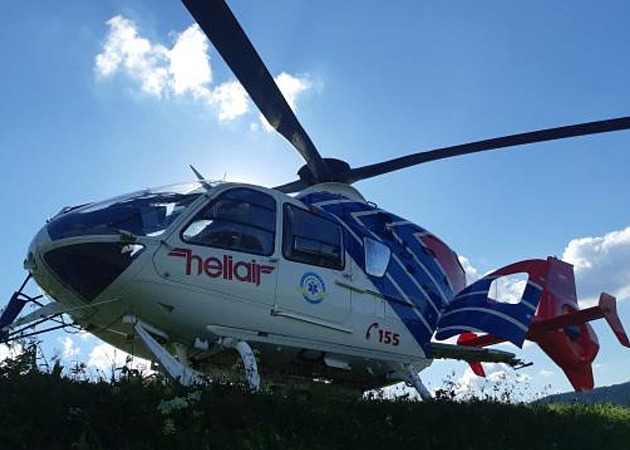 Vrtulník letěl k turistům. Jeden se zranil u zříceniny, další v horách