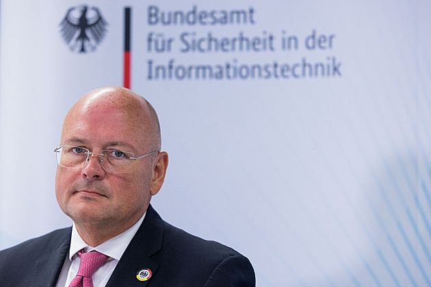 Šéf německého úřadu pro kybernetickou bezpečnost skončil kvůli vazbám na Rusy