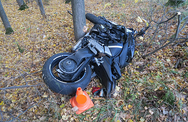 Na Písecku havaroval motocyklista. Náraz do stromu nepřežil