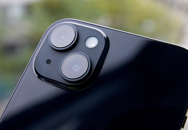 Na tuto běžnou funkci budou levnější iPhony čekat ještě dva roky