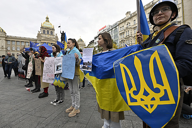 Ukrajinu přišly podpořit na Václavské náměstí stovky lidí, jsou i sbírky