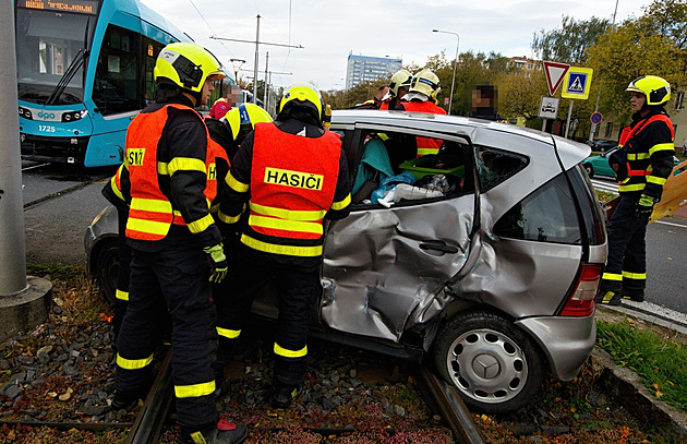 V Ostravě se srazil automobil s tramvají, hasiči vyprostili dvě ženy