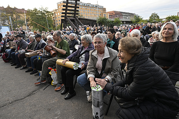 Stovky lidí dorazily na Bubnování pro Bubny, připomněly si hrůzy holocaustu