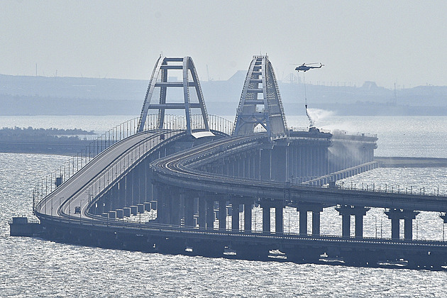 Doprava na Krymském mostě po dvou dnech opět stojí, úřady neuvedly důvod