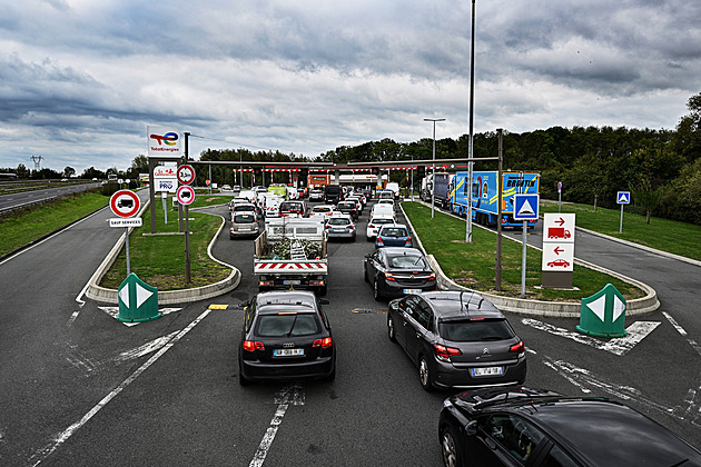 Francouzská vláda reaguje na stávky. Ropné firmě nařídila zvýšit mzdy