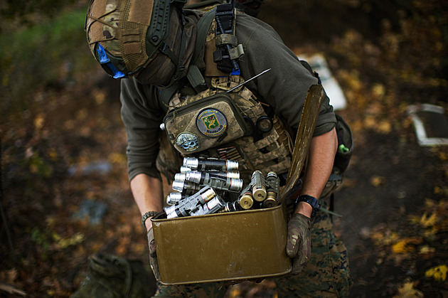 Rusko teď vyrábí více munice než Západ. Sankce jsou na něj krátké