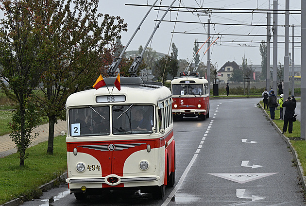 VIDEO: Trolejbusy se vrací do Prahy, slavilo se jízdou muzejními kousky