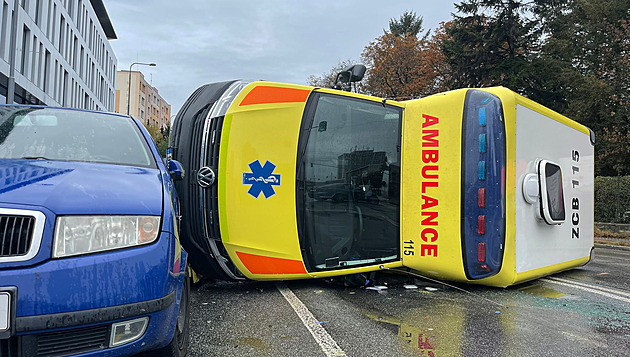 Auto nedalo na křižovatce přednost houkající sanitce, skončila na boku